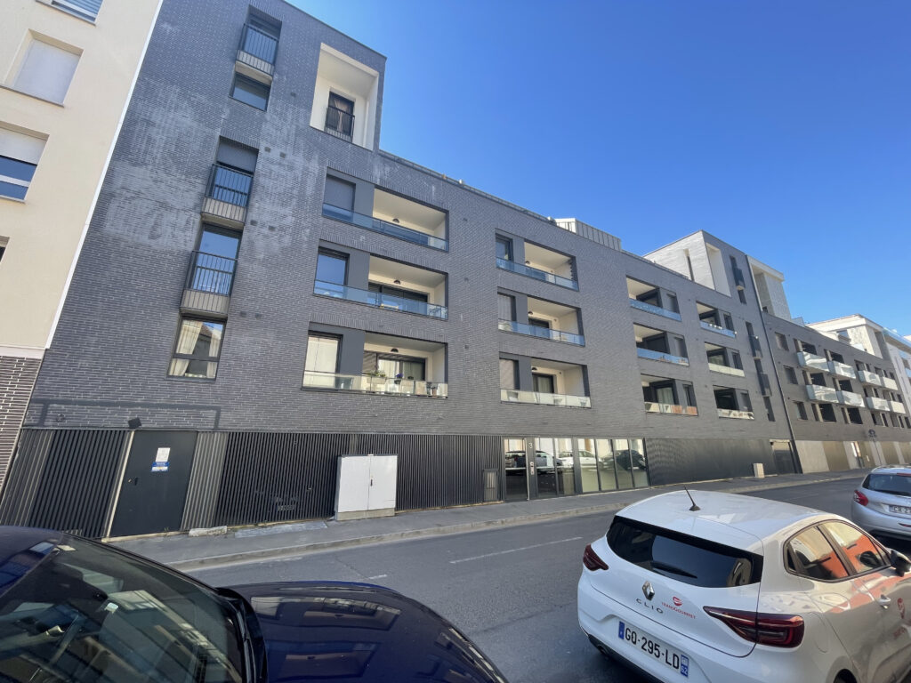 Images d'un immeuble après la construction de 35 logements Reims