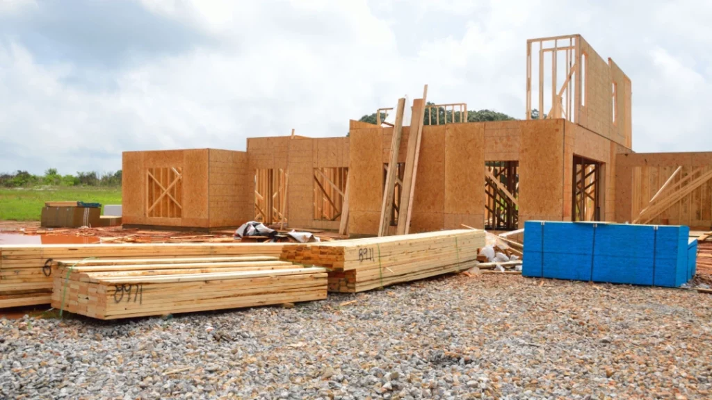 Construction d'une maison en bois sur un terrain bien terrassé - photo d'illustration de l'article sur le terrassement