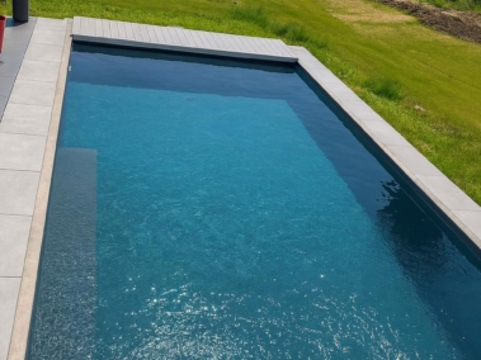 Realisation-dune-piscine-de-4-×-9-m-y-compris-la-realisation-des-dalles-et-la-pose-de-carrelage-sur-plots-400x284